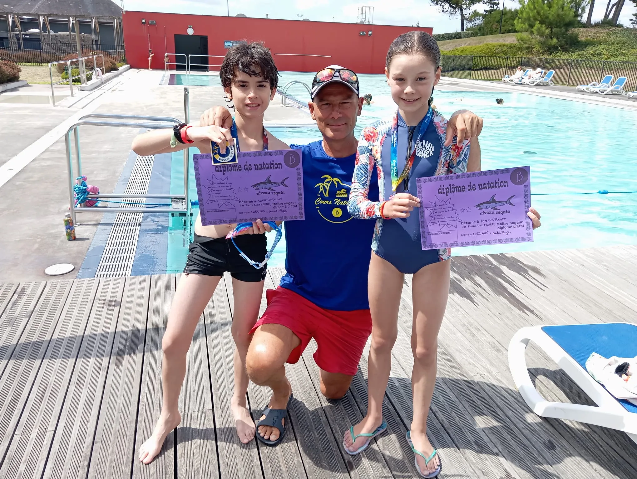 remise de diplome le maitre nageur avec ses élèves à la piscine du club Belambra à Guidel Plages