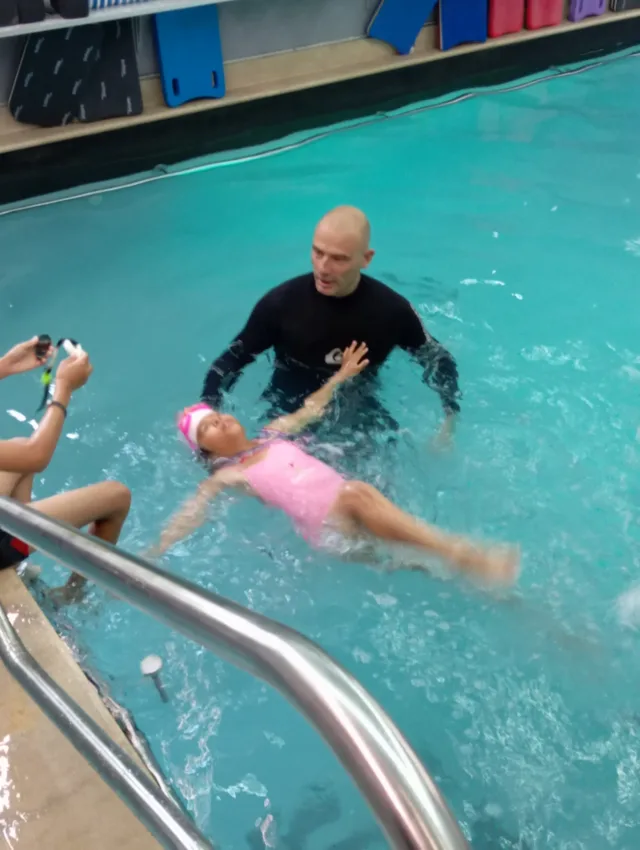 une eleve apprend à flotter sur le dos